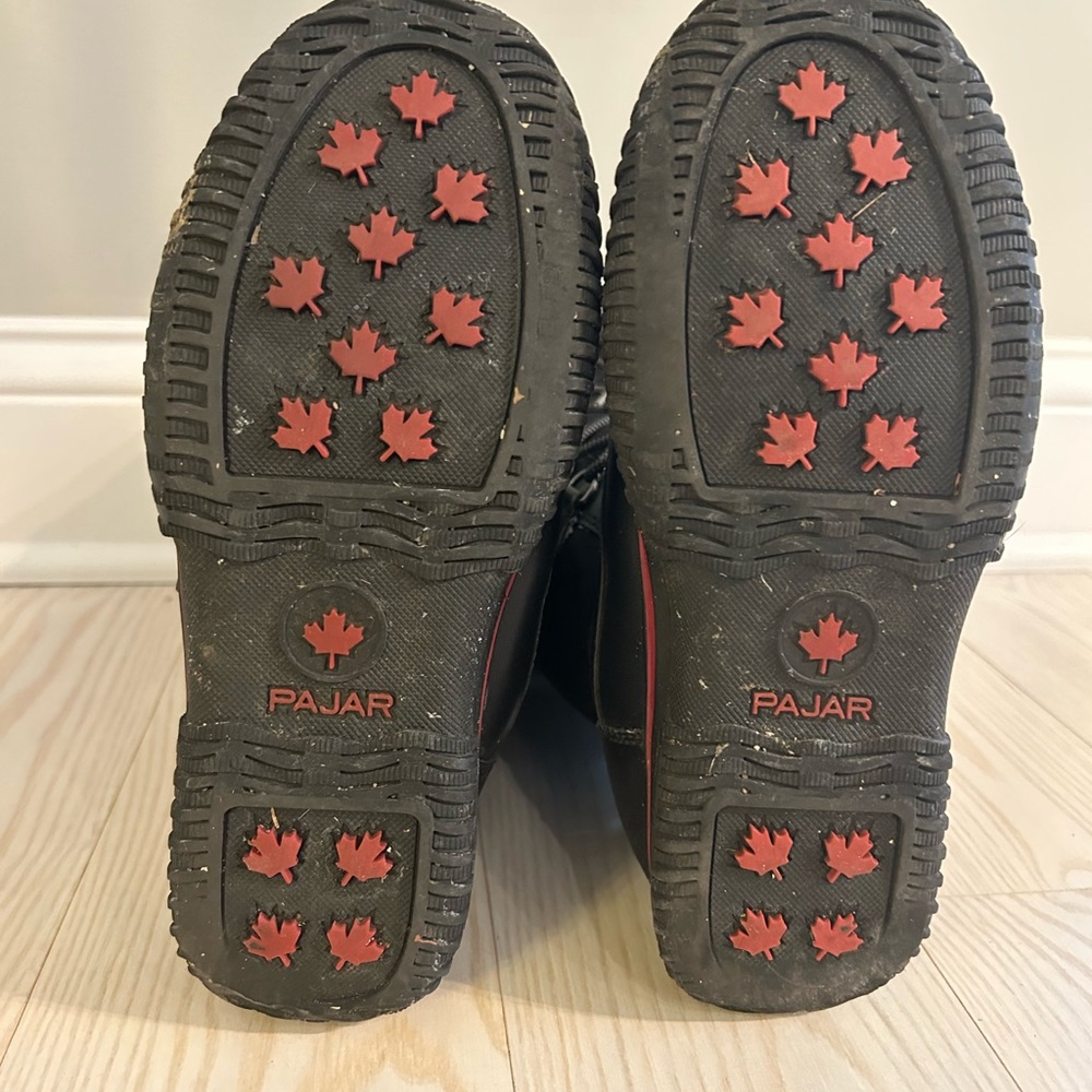 Pajar boots style with Canadian patch size 6